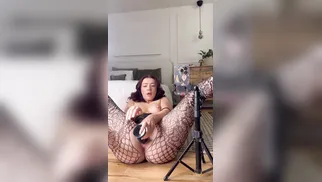 Emma Riott Fingers And Toys Tight Pussy Before Squirting